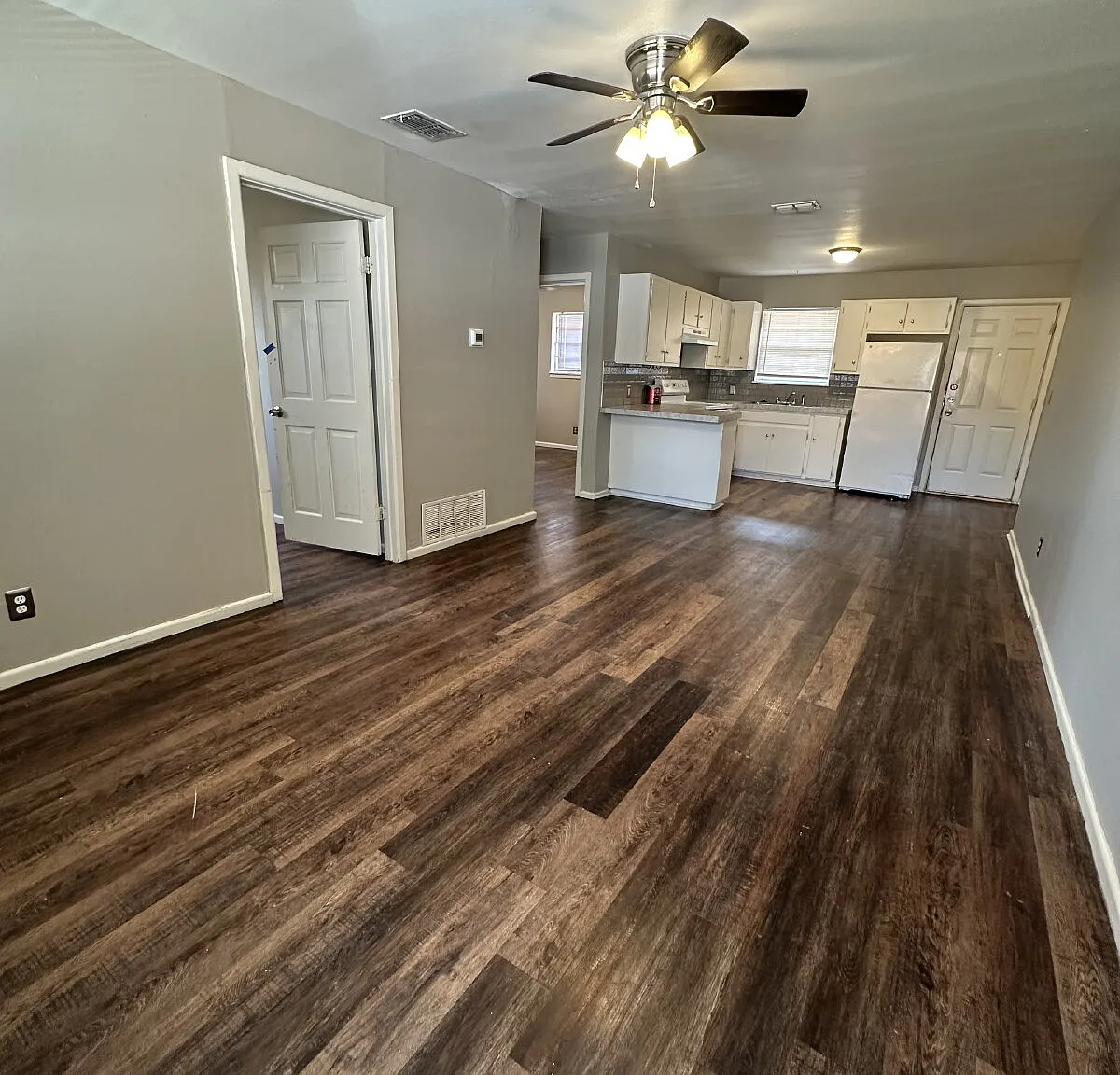 3 bed, 1.0 bath, 1050 sqft, $850 — Photo 2