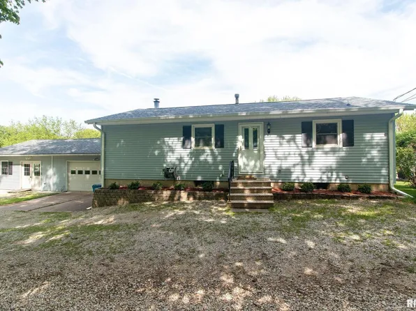 614 2nd Street Pl, Le Claire, IA 52753