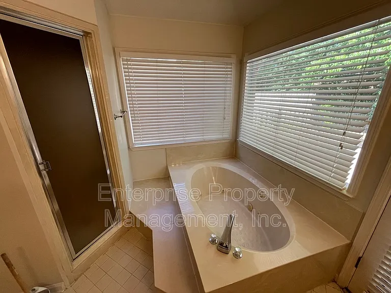 6700 N Kirby Oaks Cv — Photo 32
