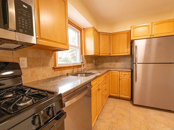 5th image of 10 Eastbrook Dr