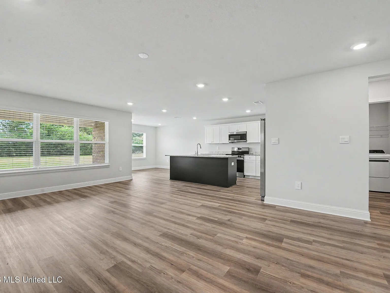4 bed, 2.0 bath, 1915 sqft, $1,950 — Photo 3