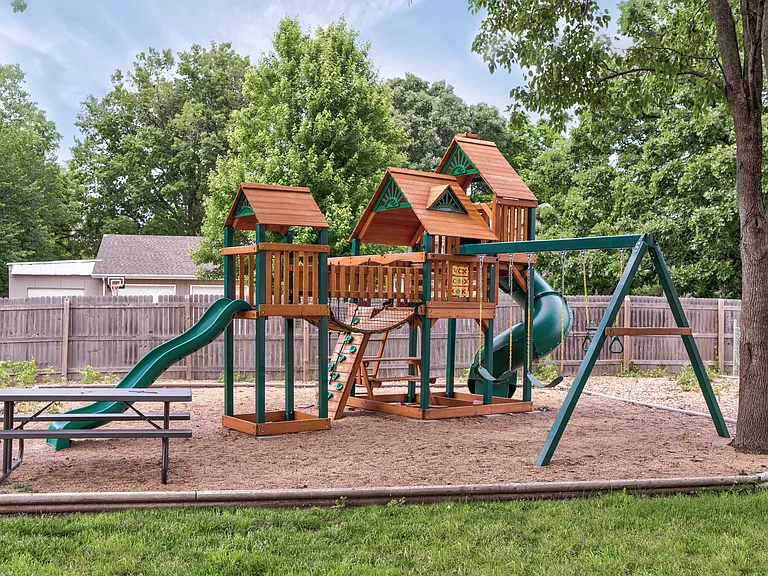 2420 Greenbriar Dr — Photo 20