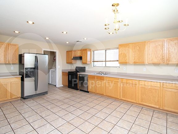 3rd image of 699 E Springfield Pl