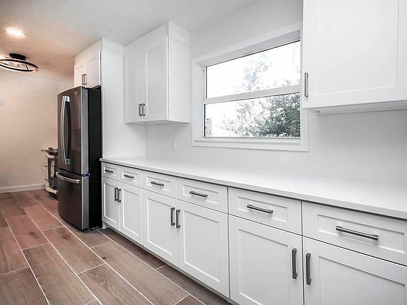3rd image of 641 Periwinkle Way Unit A4
