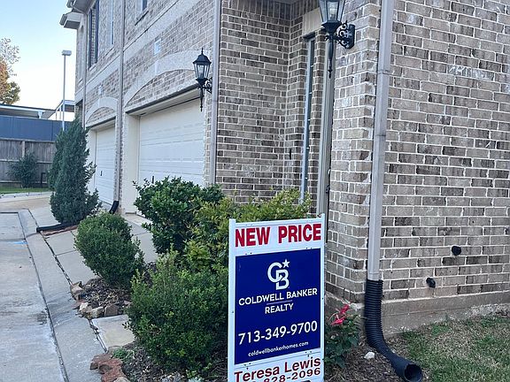 Beautiful one owner townhome Offeref for lease or for sale.