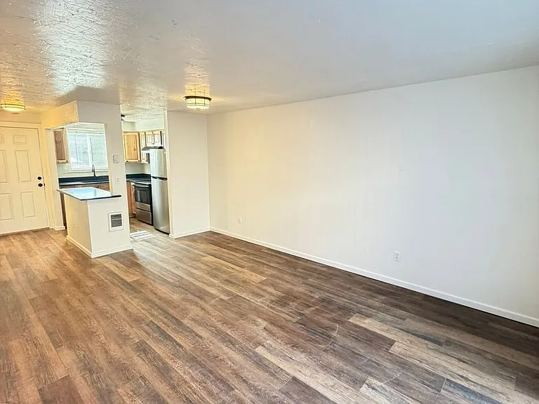 540 W Maple St #25 — Photo 4