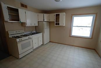 5th image of 933 Cross St
