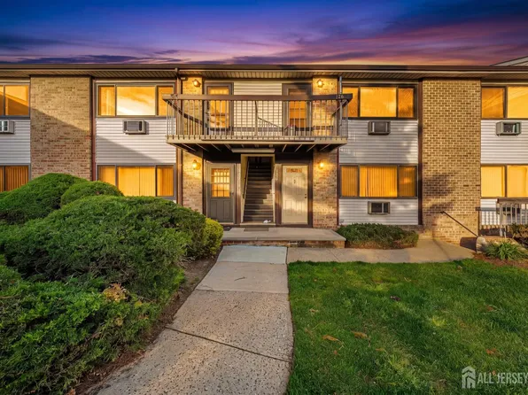 128 Cricket Ln, Woodbridge, NJ 07095