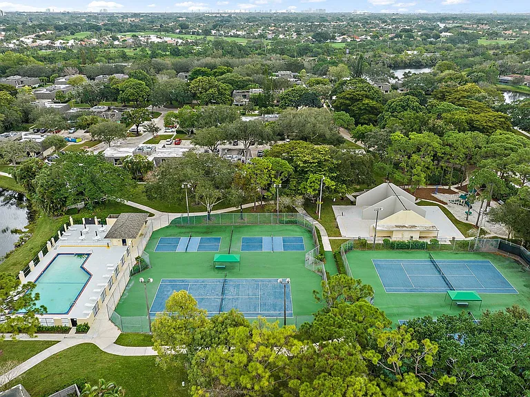 630 6th Ter — Photo 27