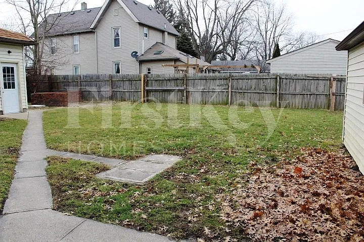 304 E 4th St — Photo 19