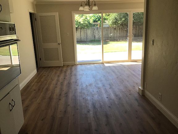 5th image of 320 E Robinhood Dr