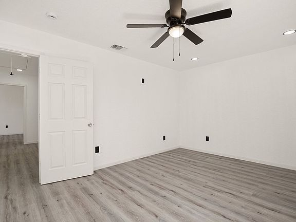 4th image of 221 Roberts St