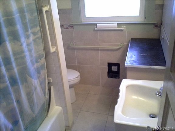 4th image of 402 Louviers Ave