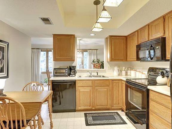 2nd image of 10 Windsor Ct APT 115