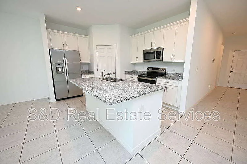 3 bed, 2.0 bath, 1350 sqft, $1,800 — Photo 2