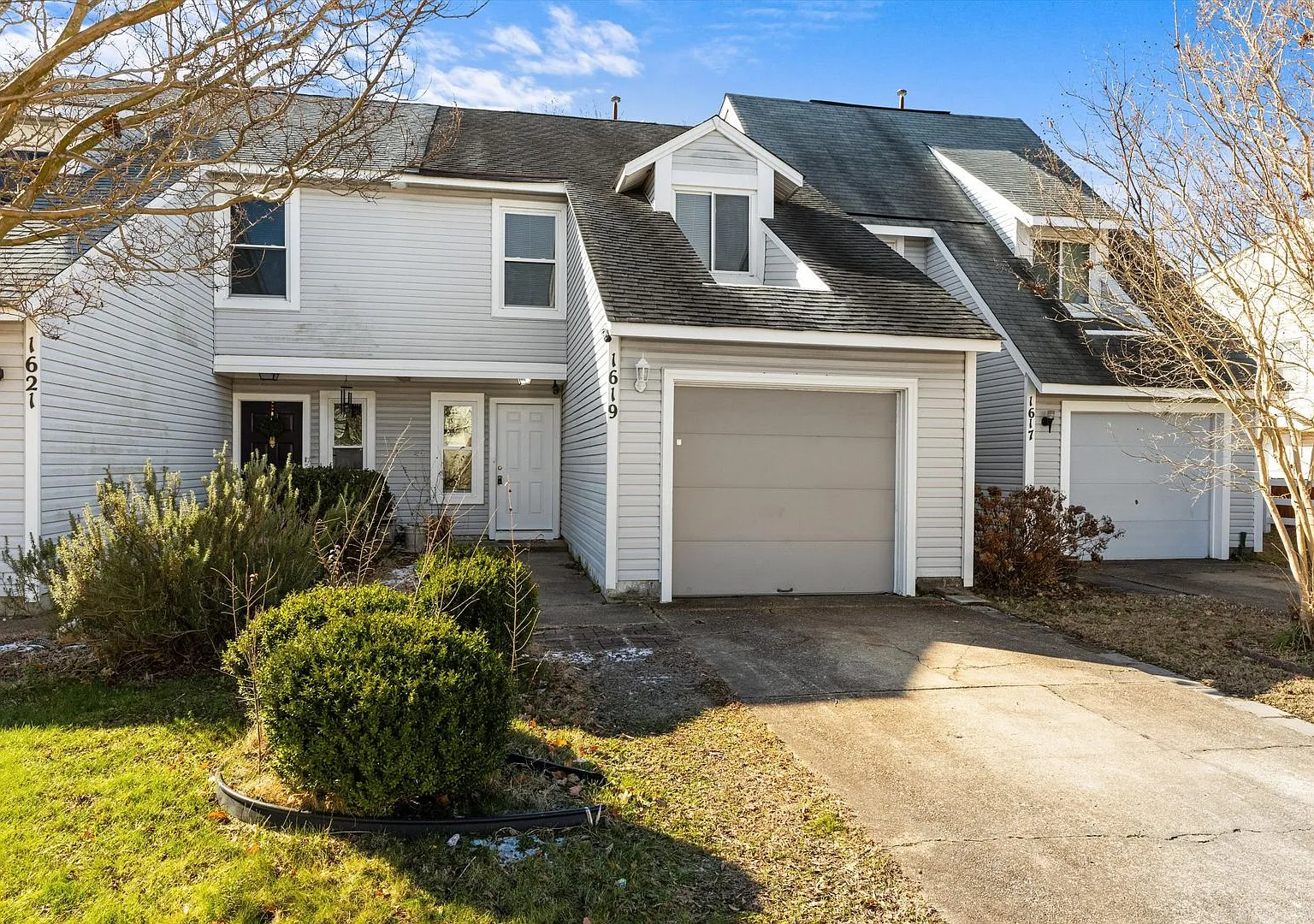 Stylish Living Meets Ultimate Convenience in This 3BR/2.5BA Ocean Lakes Townhome! — Photo 1