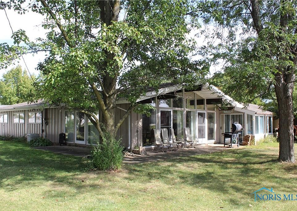 1st image of 8 Park Lane Dr