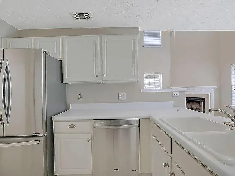2295 Lexington Ln — Photo 8