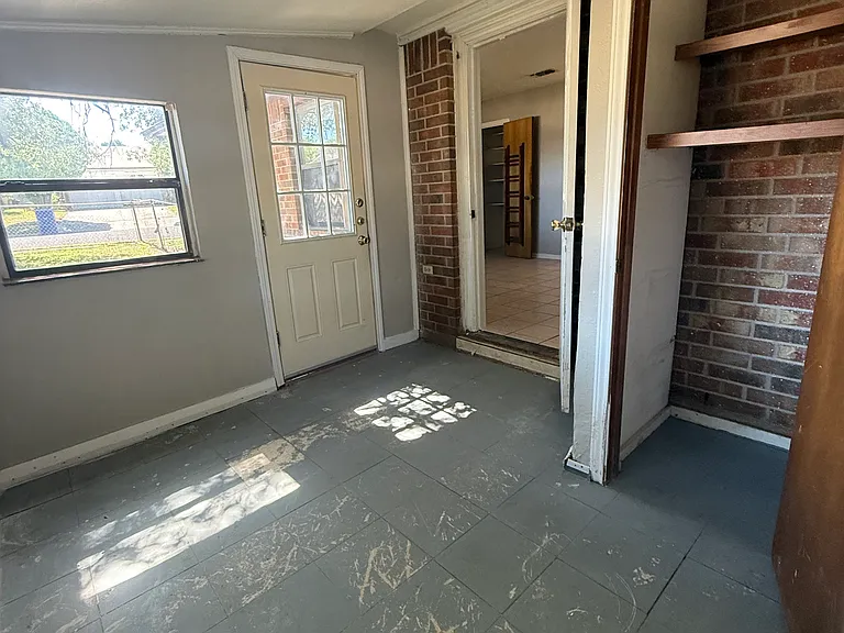 933 Edwards St — Photo 13
