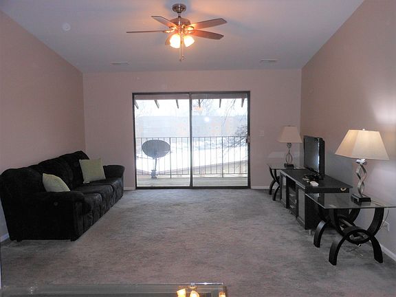 2nd image of 21W581 North Ave APT 60