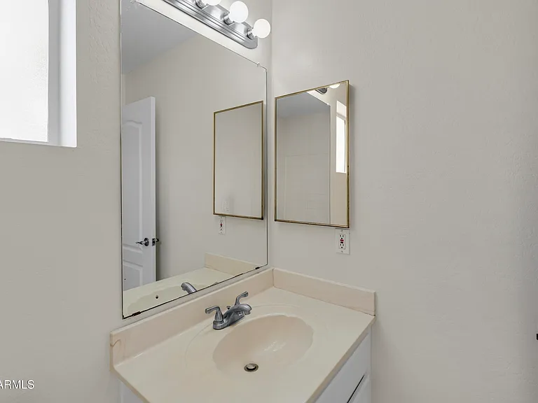 3321 W Gary Dr — Photo 32