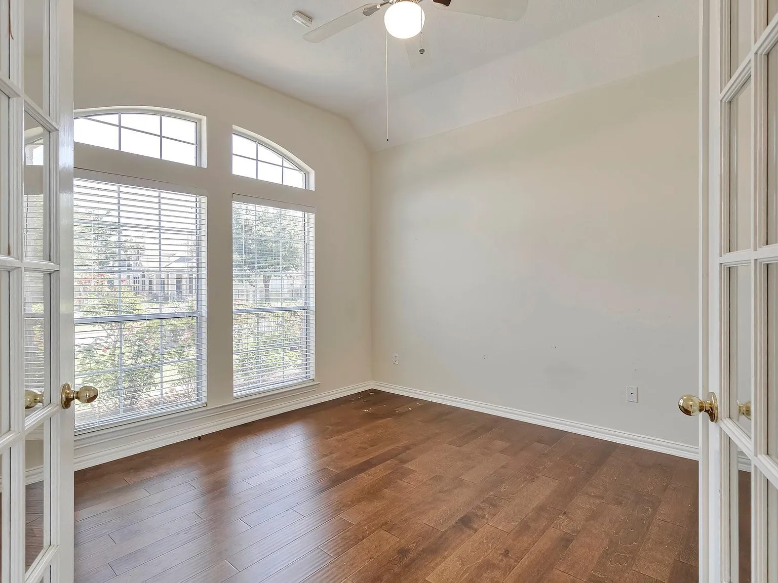 4 bed, 2.5 bath, 2644 sqft, $3,250 — Photo 4
