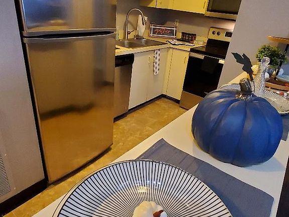 3rd image of 5316 Pershing Ave APT 210