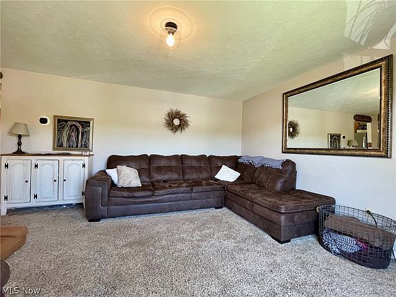 4th image of 370 Lincoln Dr