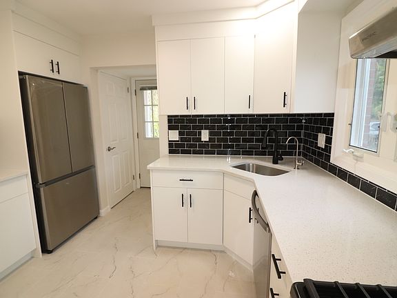 4th image of 387 Gilbert St