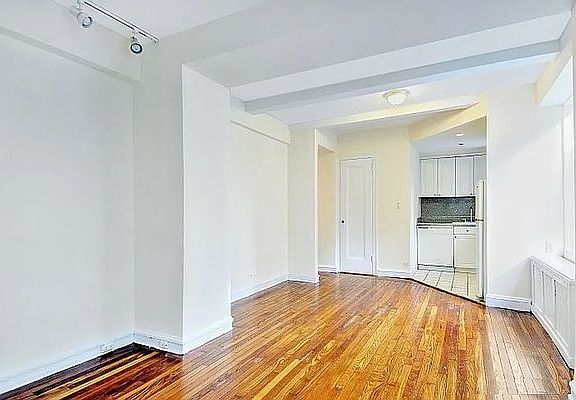4th image of 320 E 42nd St APT 818
