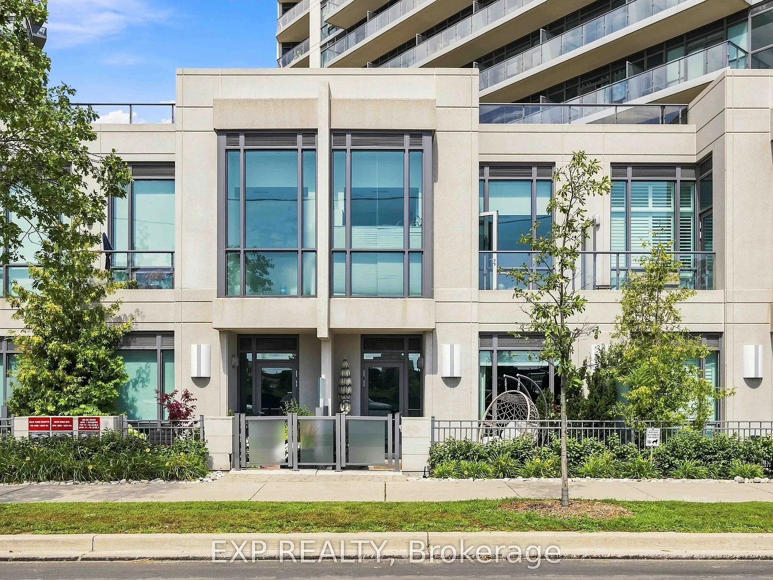 Scenic on Eglinton III — Photo 2