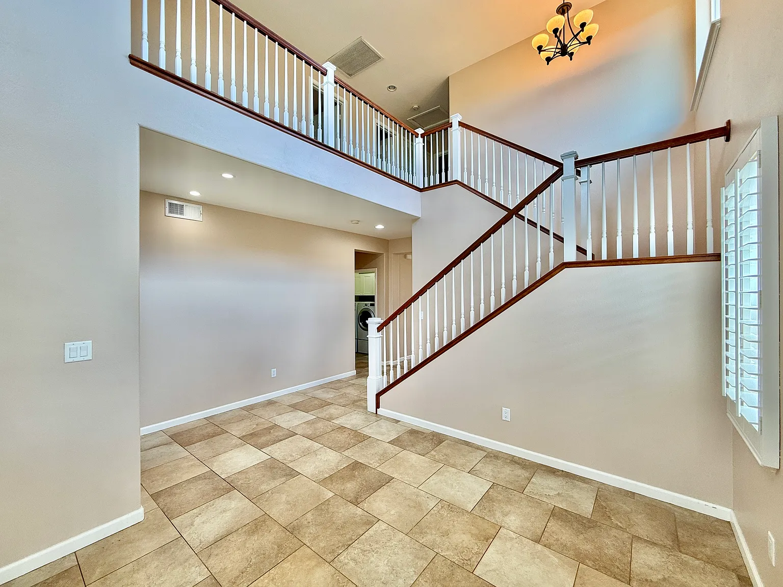 4 bed, 2461 sqft, $5,700 — Photo 4
