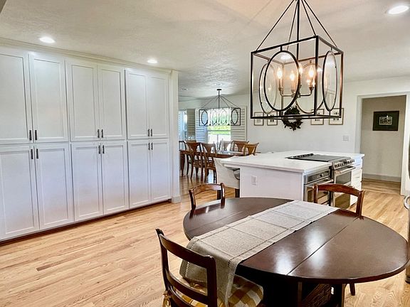 3rd image of 8204 Oak View Dr
