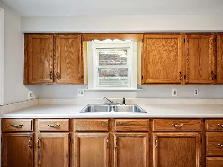 536 N Cedar St — Photo 5