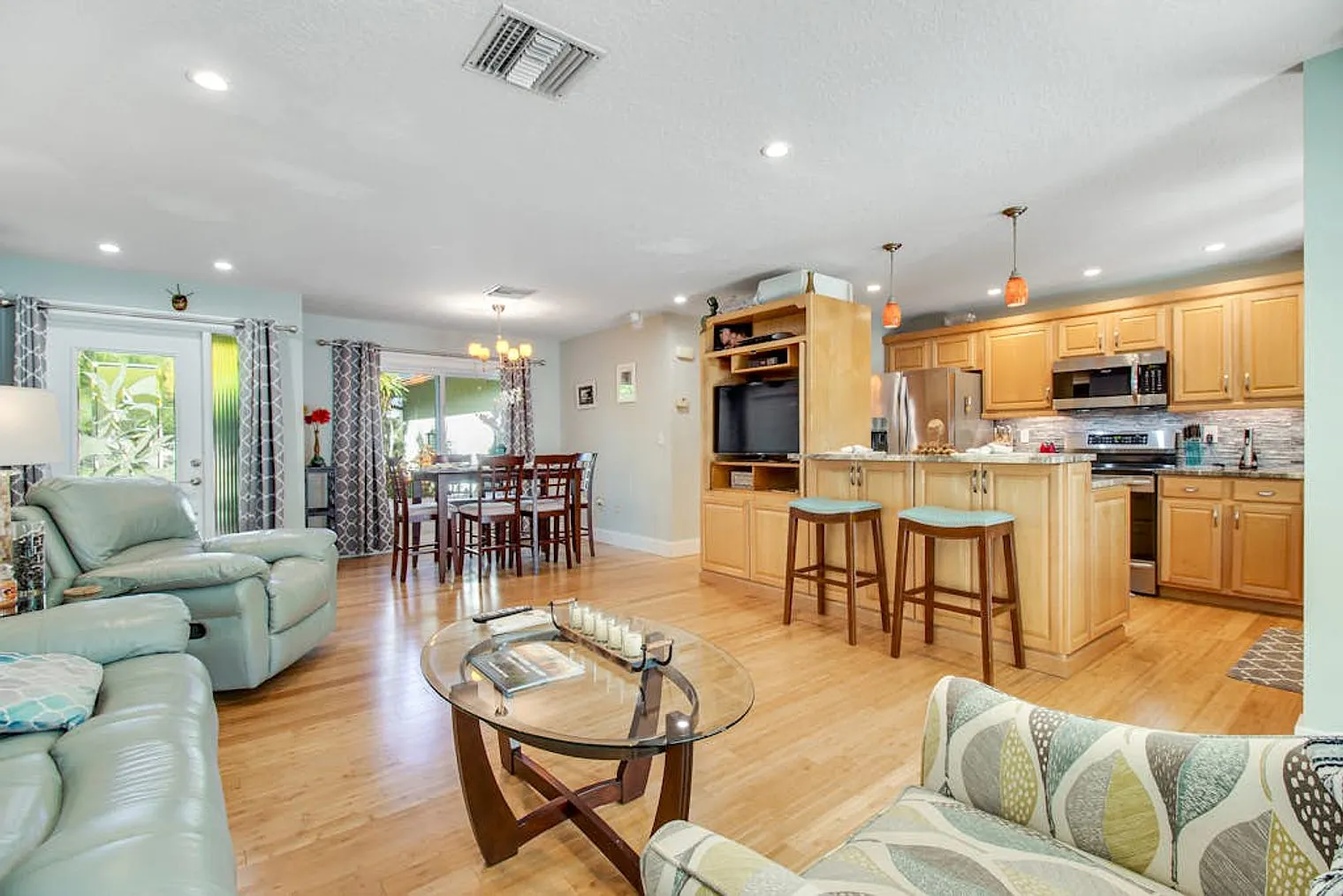 2 bed, 2.0 bath, 1216 sqft, $5,751 — Photo 4