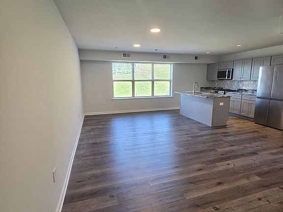 3rd image of 938 E 4th St #304