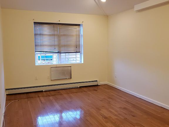 4th image of 2025 Chatterton Ave #3