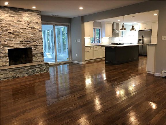 5th image of 75 Deerfield Dr