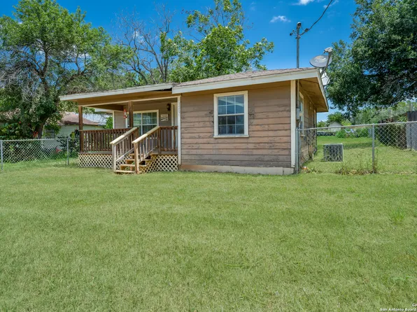 1206 7TH ST, Floresville, TX 78114