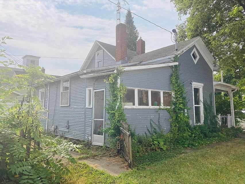 1st image of 102 E Cherry St