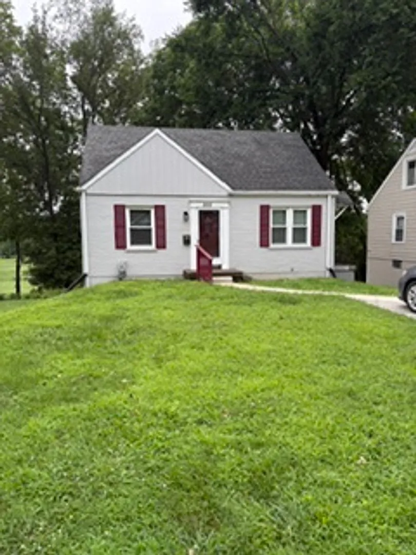 Beautiful 4 Bedroom 1 Bathroom Home — Photo 3