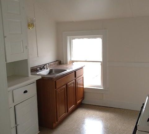 4th image of 124 Highland Ave APT 3