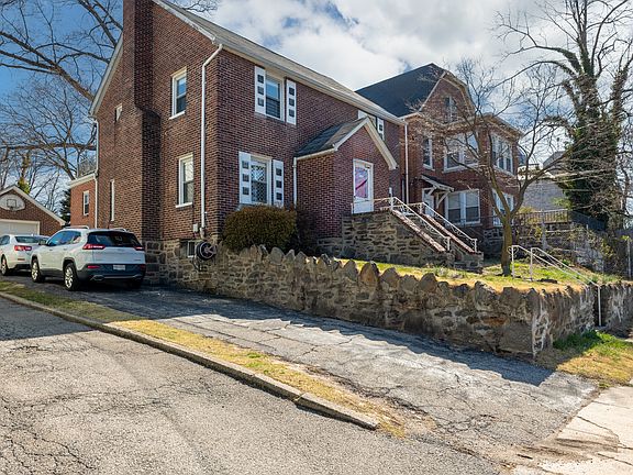 3rd image of 40 Courter Ave