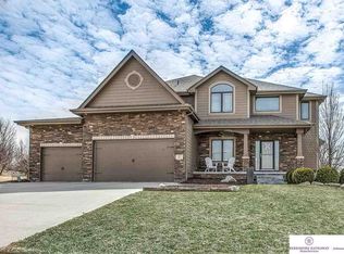 115 Oakmont Dr, Papillion, NE 68133