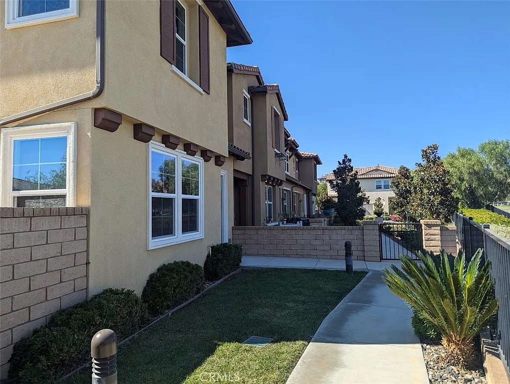 3 bed, 2.5 bath, 1840 sqft, $4,000 — Photo 2