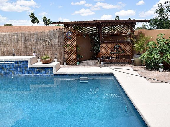 Back Pool/Tiki Hut/Bar