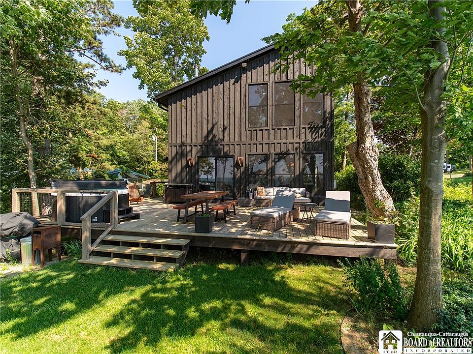 1st image of 10120 Greenhills Dr