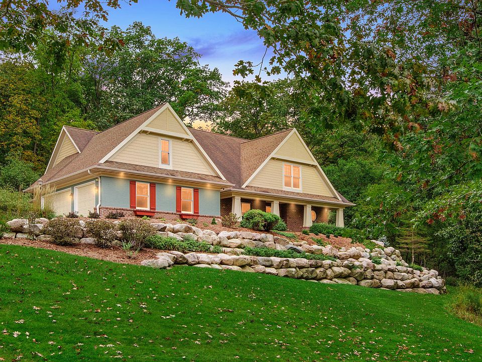 2nd image of 701 Country Club Ln