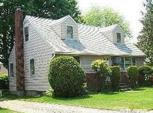 18 Honved St, Hicksville, NY 11801