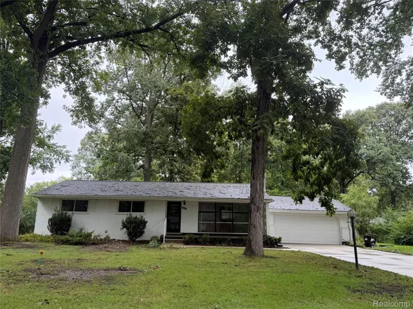 8030 Coventry Ave, Grosse Ile, MI 48138